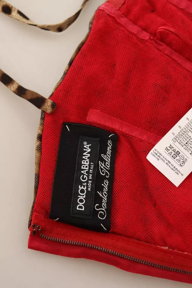 Robe midi en tulle rouge et léopard marron de Dolce & Gabbana, coupe cintrée et élégante, portée avec détails sophistiqués.
