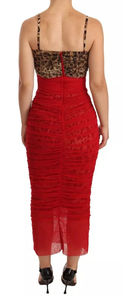 Robe midi en tulle rouge et léopard marron de Dolce & Gabbana, coupe ajustée et élégante, portée avec finesse.