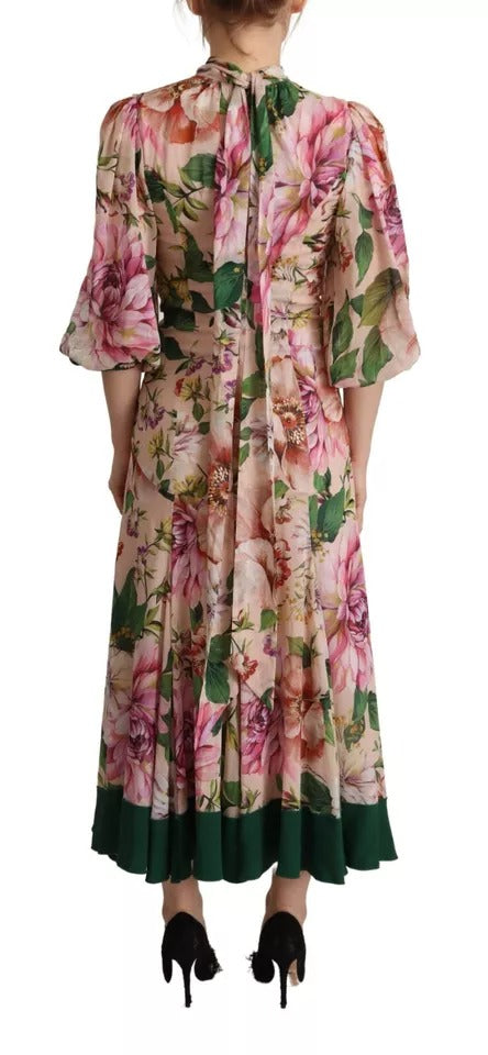 Robe longue rose à coupe évasée et col en bow floral de Dolce & Gabbana, élégante et sophistiquée.