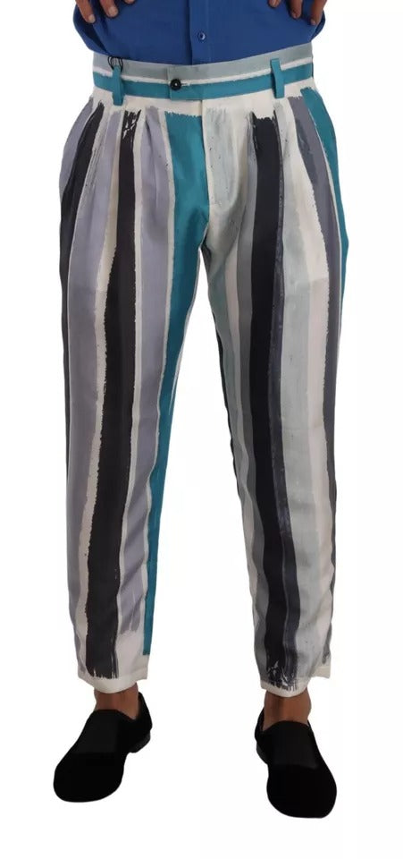 Pantalon en soie bleu à rayures de coupe tapered par Dolce & Gabbana, visible avec détails de la texture et de la coupe.