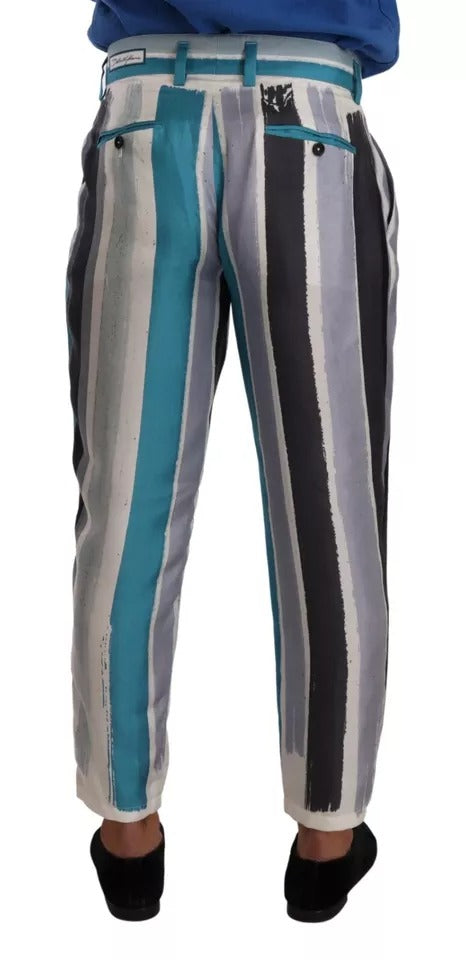 Pantalon en soie à rayures bleues Dolce & Gabbana, coupe tapered, élégant et confortable, visible en gros plan dans l'image.