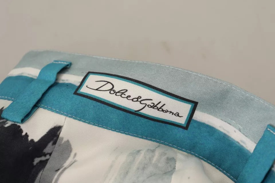 Pantalon en soie bleu rayé de coupe tapered de Dolce & Gabbana, visible avec détails de la texture et du motif rayé.