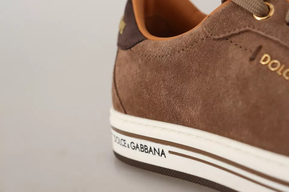 Chaussures pour homme Dolce & Gabbana en daim marron avec logo, sneakers basses élégants et confortables.