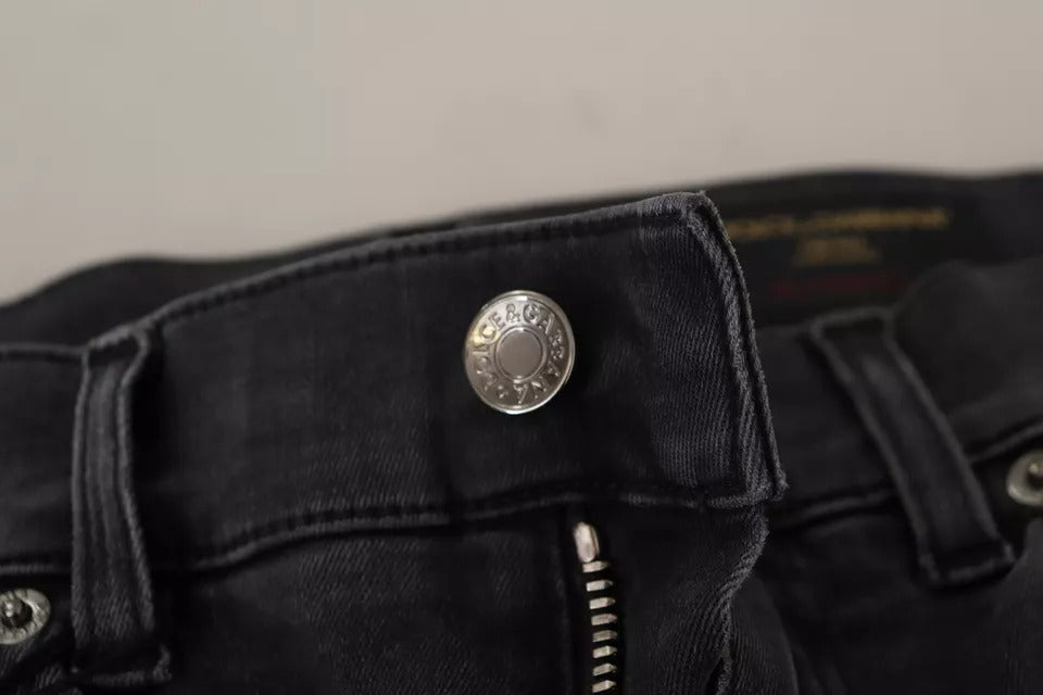 Jean skinny en denim gris Dolce & Gabbana avec logo, coupe stretch et style décontracté visible sur l'image.