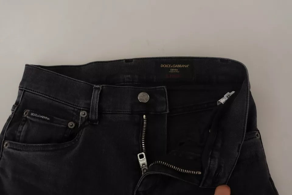 Jean skinny gris Dolce & Gabbana en denim stretch avec logo, ajusté et tendance, visible sur l’image.