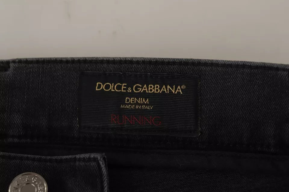 Jeans skinny en denim gris Dolce & Gabbana à logo, coupe stretch et style sportif, visibles sur l'image.