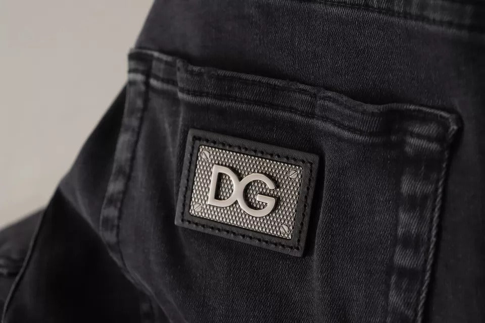 Jeans skinny gris Dolce & Gabbana en denim extensible avec logo, style décontracté et ajusté, visibles sur l'image.