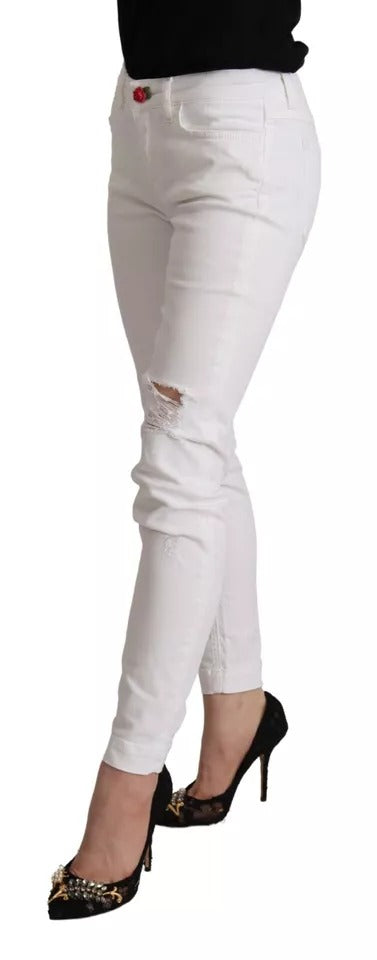 Jeans slim blanc en coton et denim Dolce & Gabbana, coupe élégante, portée visible sur le mannequin.