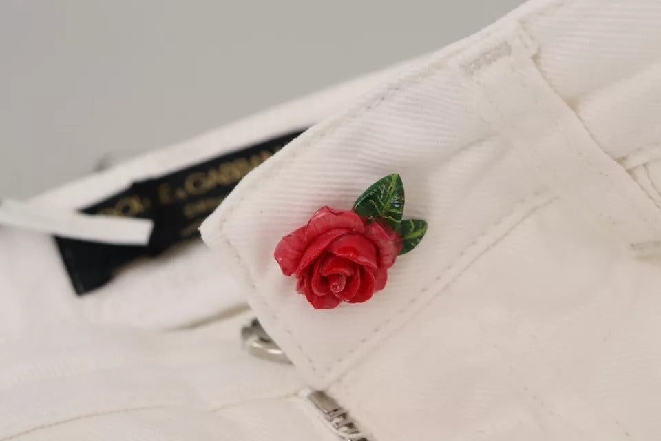 Jeans slim en denim blanc Dolce & Gabbana en coton, ajustés et élégants, visibles sur l'image.