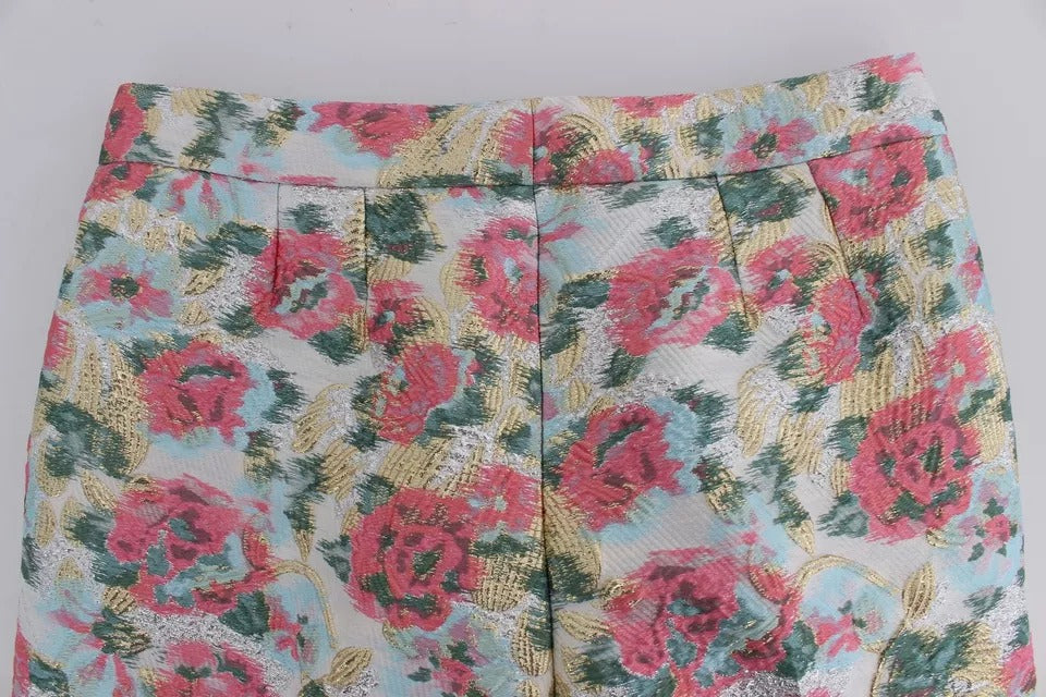 Pantalons en brocart blanc et rose avec motifs floraux de Dolce & Gabbana, style élégant et sophistiqué.