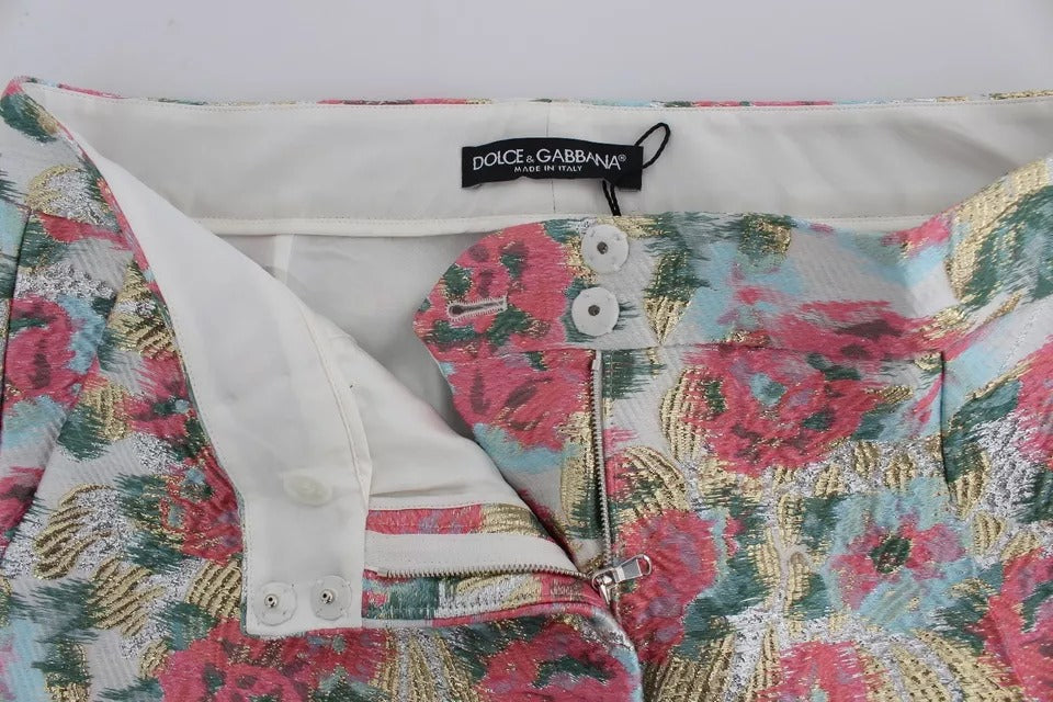 Pantalons en brocart blanc et rose avec motifs floraux de Dolce & Gabbana, style élégant et sophistiqué.