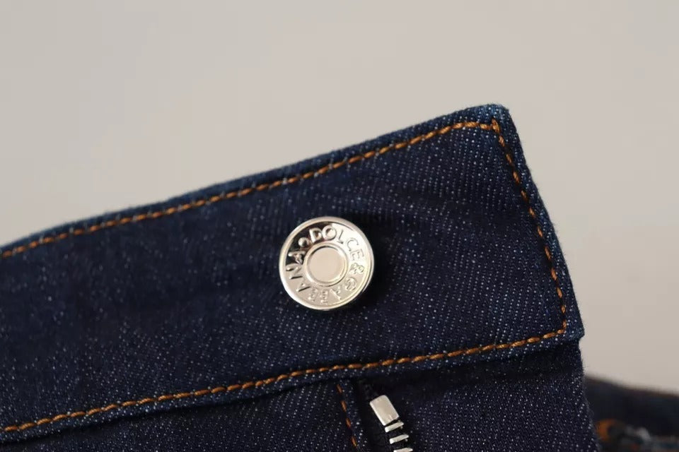 Shorts en jean bleu foncé Dolce & Gabbana avec embellissements, style hot pants, vêtement tendance et élégant.