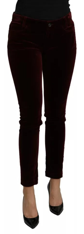 Pantalon slim en velours Bordeaux Dolce & Gabbana, coupe ajustée et stretch, visible en gros plan sur le mannequin.