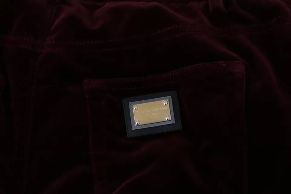 Pantalons Dolce & Gabbana en velours bordeaux, coupe slim stretch, vue de face sur un modèle.