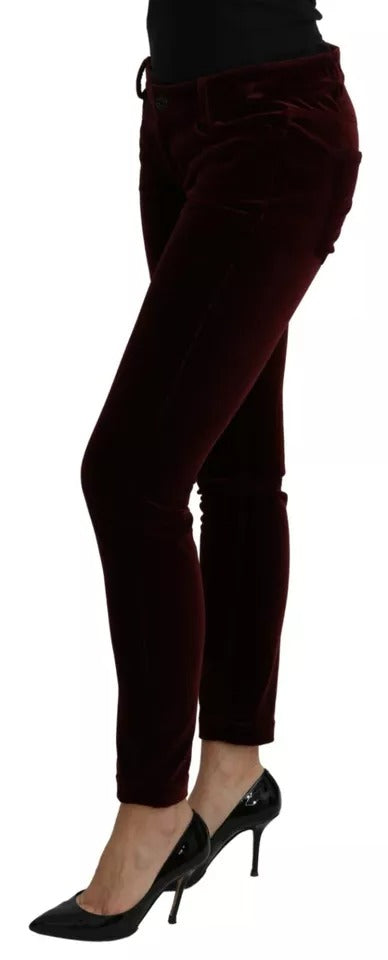 Pantalon slim en velours bordeaux Dolce & Gabbana, coupe ajustée et stretch, visible en gros plan.