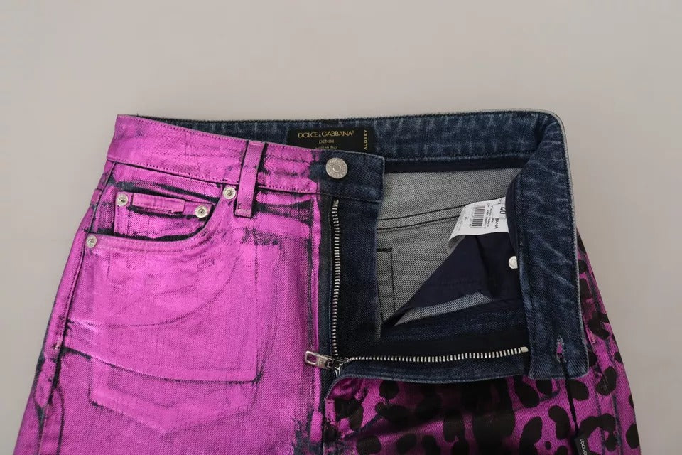 Jeans slim en coton à motif léopard violet de Dolce & Gabbana, style ajusté et tendance, visibles en détail.