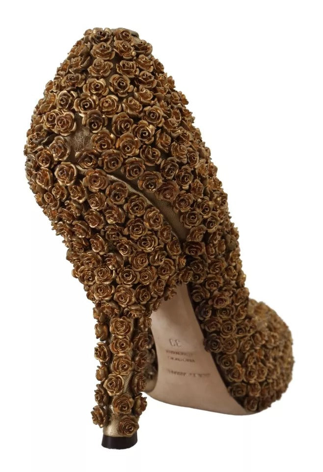 Escarpins Dolce & Gabbana dorés à roses ornées, chaussures à talons élégantes et sophistiquées.