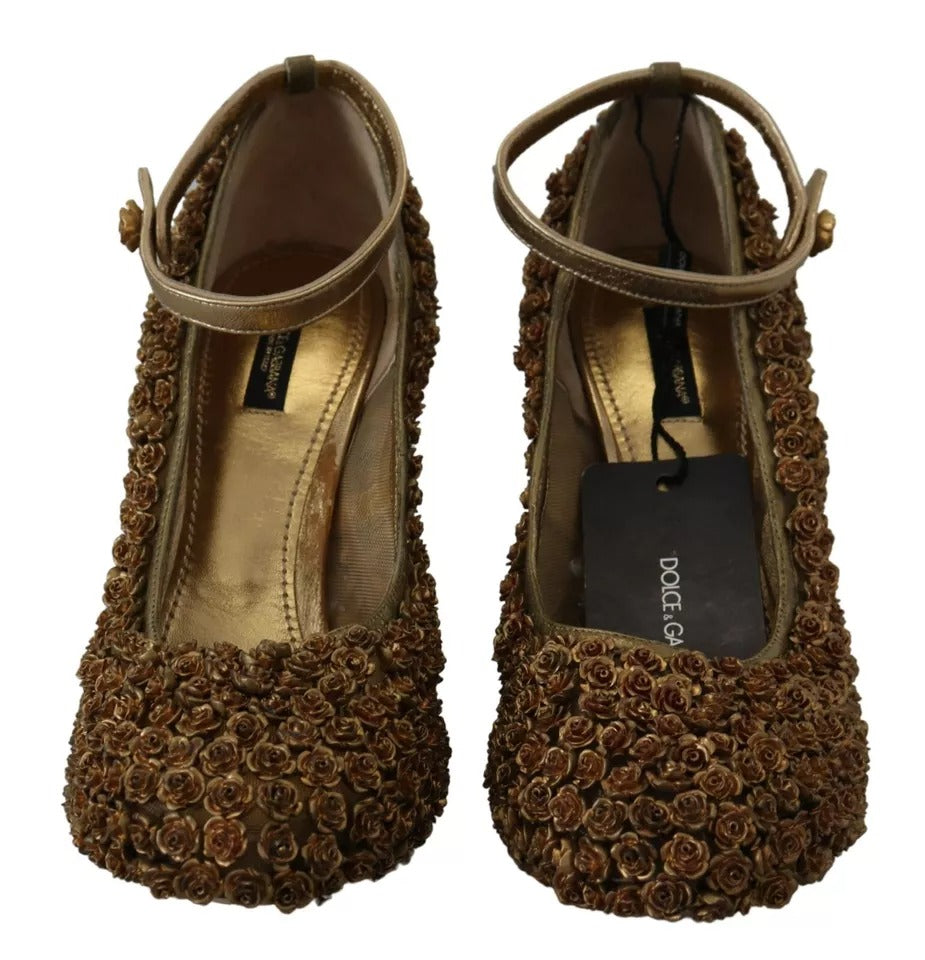 Escarpins dorés Dolce & Gabbana ornés de roses embellies pour femmes, chaussures élégantes et sophistiquées.