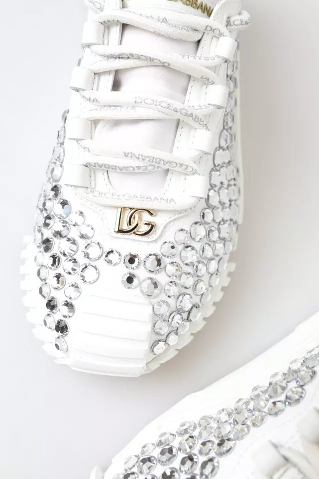 Chaussures sneakers Dolce & Gabbana NS1 en toile blanche avec détails en cuir et embellissements, vue de face.