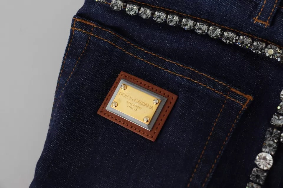 Shorts en jean bleu Dolce & Gabbana avec stretch, cristaux brillants, style hot pants, visibles en détail dans l'image.