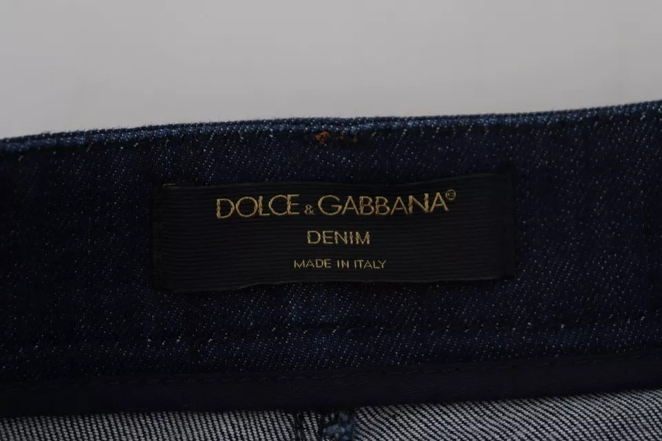 Short en jean bleu Dolce & Gabbana avec stretch et cristaux, style hot pants, visible sur la photo.