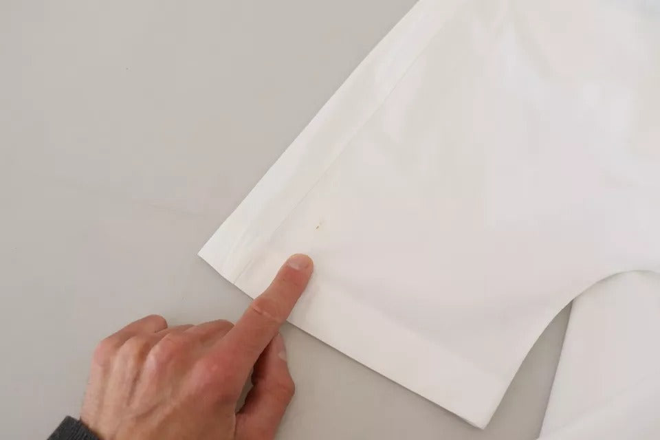Chemise blanche en coton à manches courtes de Dolce & Gabbana avec boutons frontaux, vue de face.