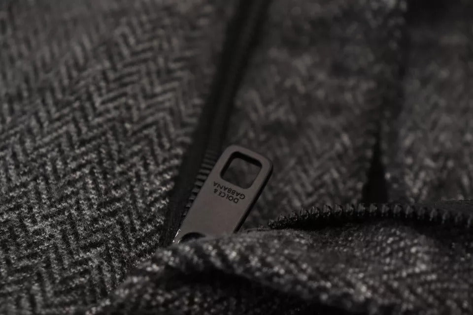 Pantalon skinny en viscose gris à motif chevron de Dolce & Gabbana, ajusté et élégant, visible en image.