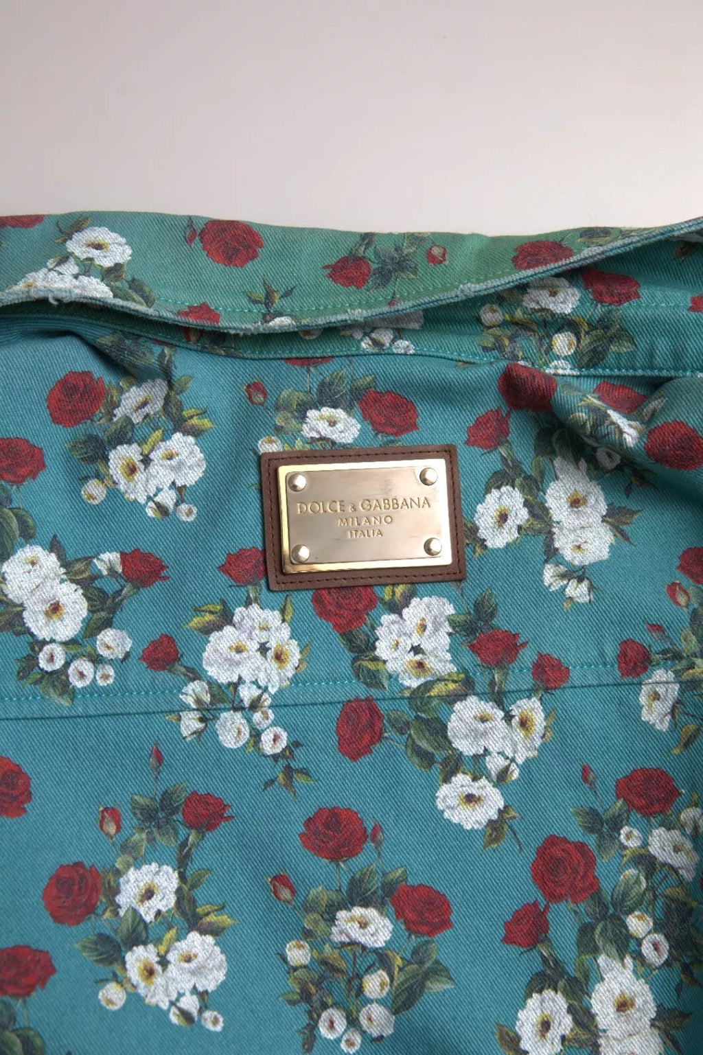 Chemise en jean bleu Dolce & Gabbana avec motifs floraux en coton à boutons, vue de face.
