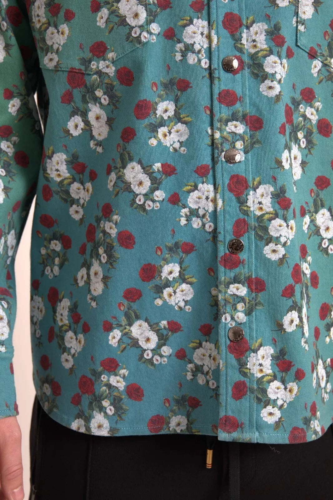 Chemise en denim bleu à fleurs en coton de Dolce & Gabbana, boutonnée, détails floraux visibles sur l'image.