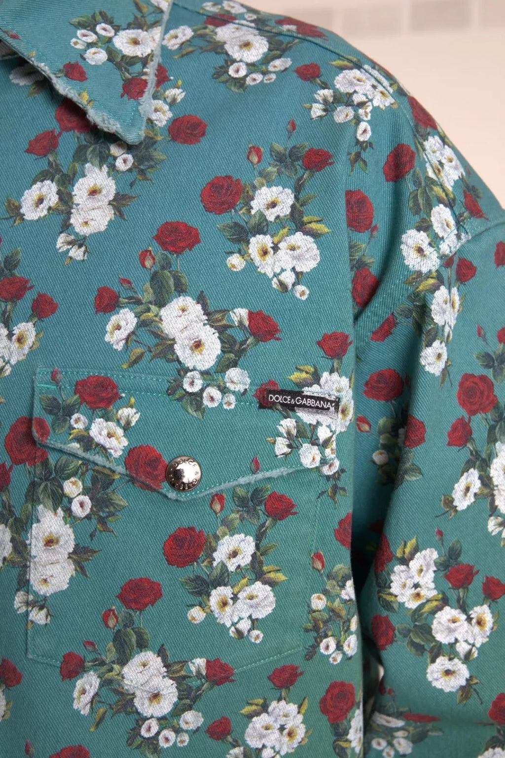 Chemise en jean en coton à fleurs bleues de Dolce & Gabbana, boutonnière classique, tissu léger et élégant.