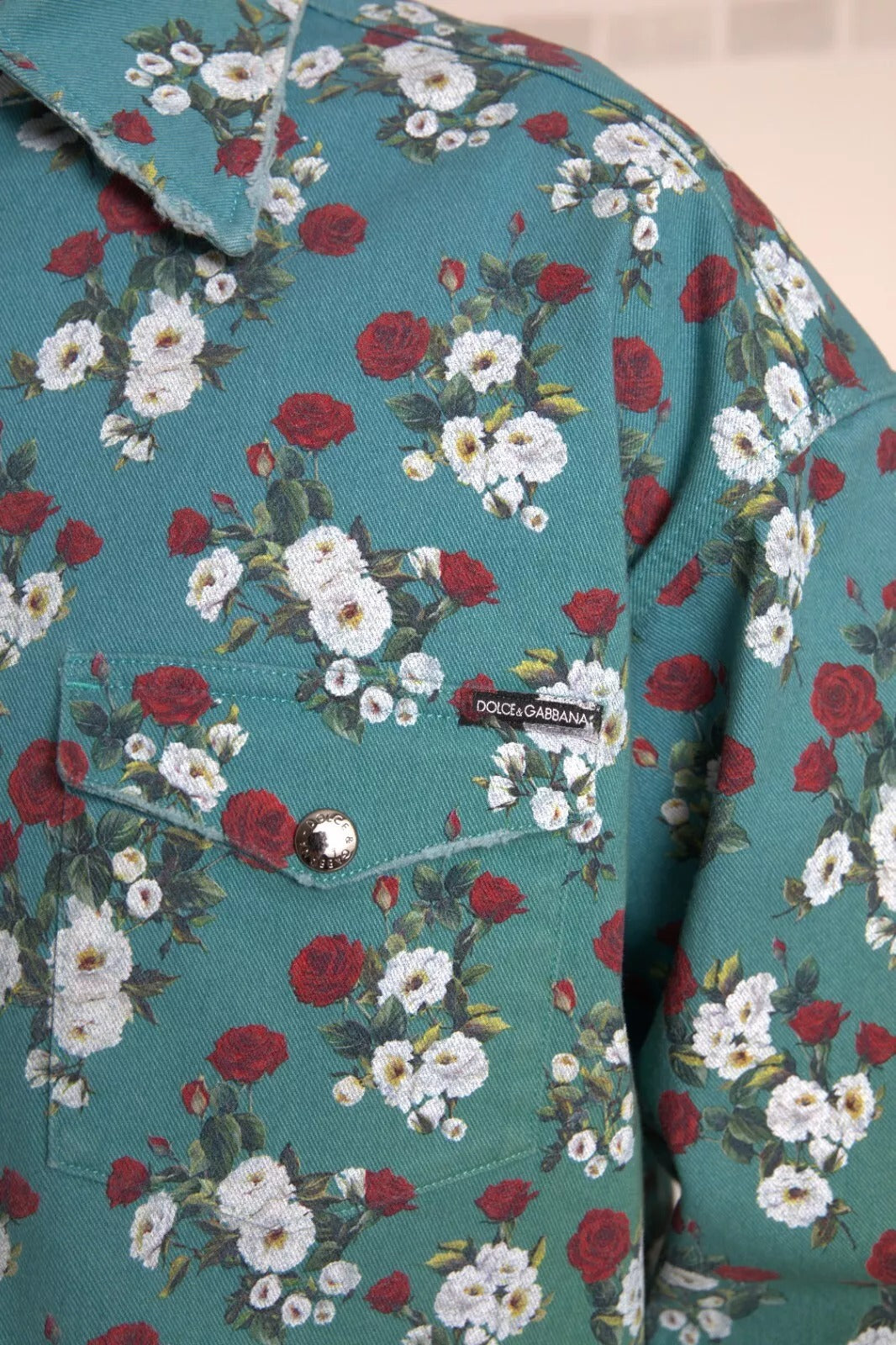 Chemise en jean en coton à fleurs bleues de Dolce & Gabbana, boutonnière classique, tissu léger et élégant.