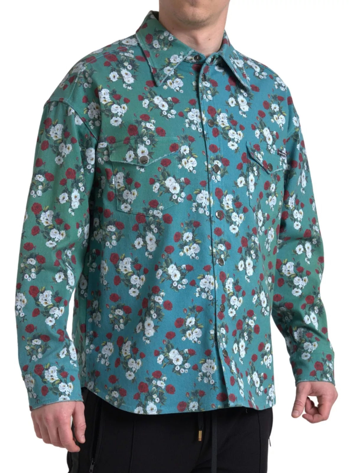Chemise en denim à boutons Dolce & Gabbana avec motif floral bleu en coton, visible en gros plan dans l'image.