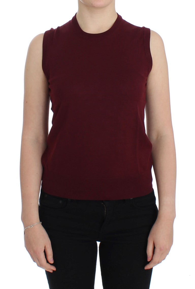 Gilet sans manches rouge Dolce & Gabbana à col rond, pull-over élégant et décontracté, visible en gros plan.
