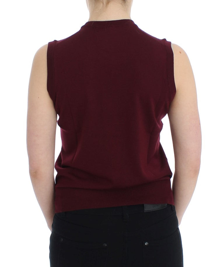 Gilet sans manches rouge Dolce & Gabbana avec col ras du cou, en tricot, porté sur un mannequin.