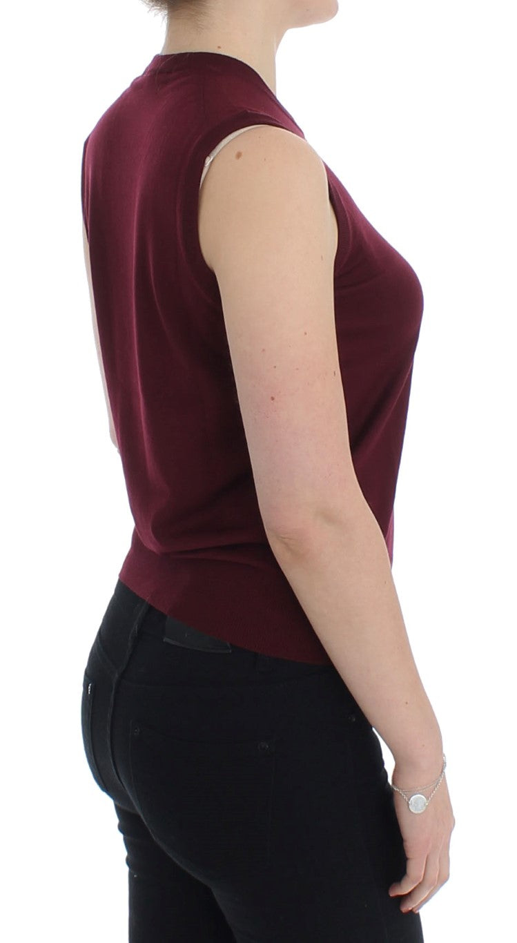 Gilet sans manches rouge Dolce & Gabbana à col rond, pull-over élégant en gros plan sur fond neutre.
