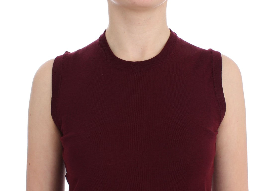 Pull sans manches Dolce & Gabbana rouge avec col rond, gilet en maille léger, porté sur un mannequin.