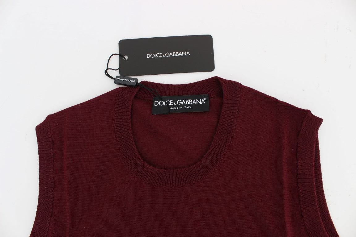 Pull sans manches rouge Dolce & Gabbana, sweat-shirt à col rond, porté sur un mannequin en image.