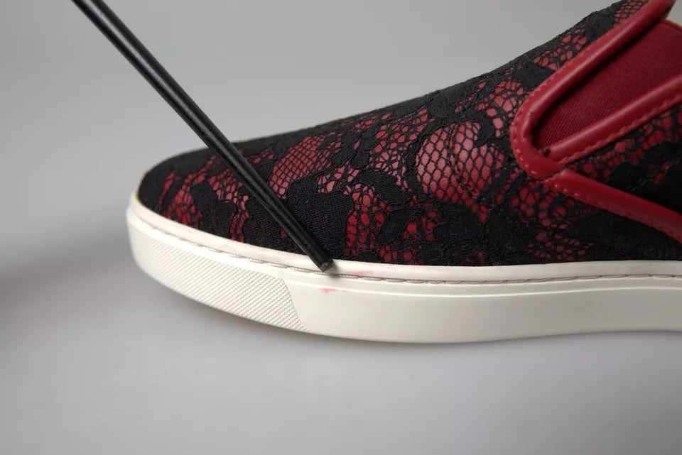 Chaussures sneakers basses Dolce & Gabbana en noir et rouge avec dentelle, slip-on, style élégant et sophistiqué.