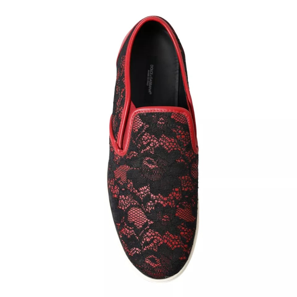 Chaussures sneakers basses Dolce & Gabbana en dentelle noire et rouge, slip-on, style élégant et confortable.