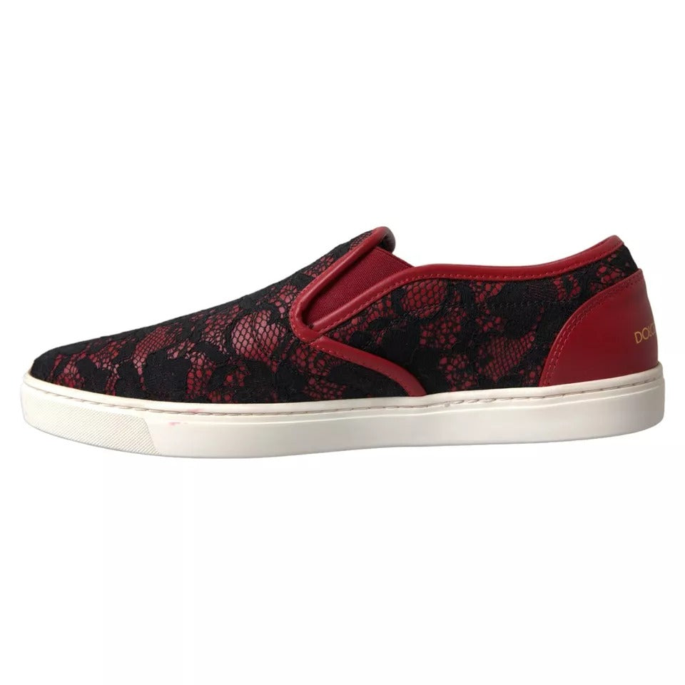 Chaussures sneakers basses Dolce & Gabbana noires et rouges en dentelle, slip-on, style décontracté avec design élégant.