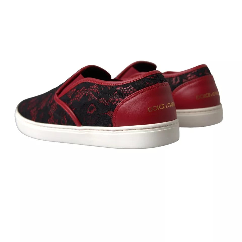 Chaussures Dolce & Gabbana sneakers basses en toile noire et rouge avec dentelle, style slip-on, pour femme.