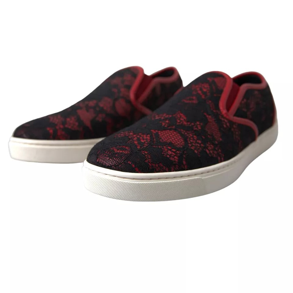 Chaussures sneakers basses Dolce & Gabbana noires et rouges en dentelle, slip-on élégantes pour femme.