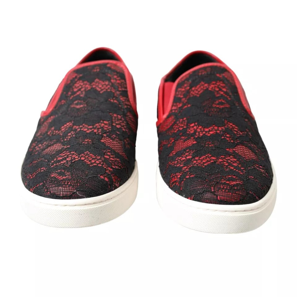 Chaussures basses Dolce & Gabbana en dentelle noire et rouge, slip-on, baskets élégantes pour femmes.