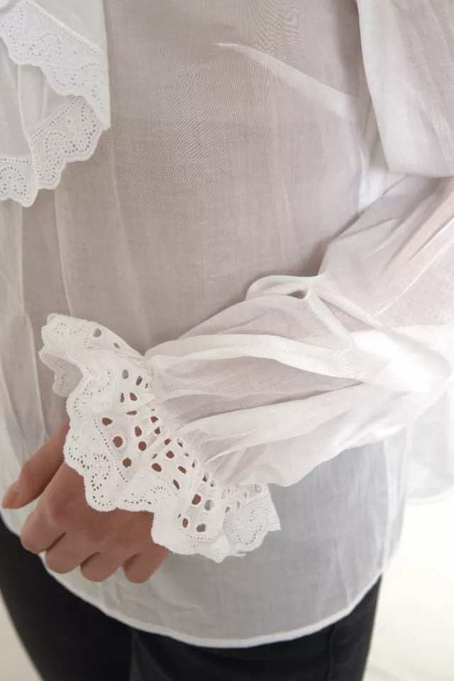 Chemisier blanc en coton avec dentelle et col montant de Dolce & Gabbana, détails élégants et tissu léger.