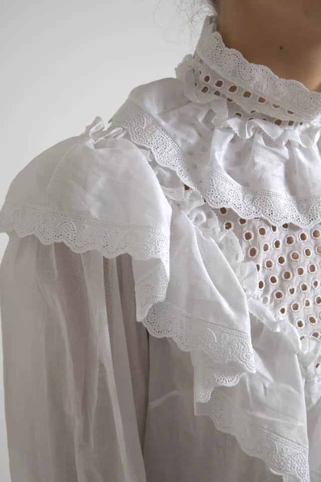 Blouse blanche en coton avec dentelle au col roulé de Dolce & Gabbana, détail de finition en dentelle raffinée.