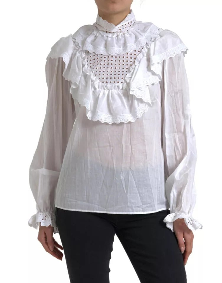 Blouse blanche en coton avec dentelle et col roulé de Dolce & Gabbana, détail de finition élégante et tissu léger.