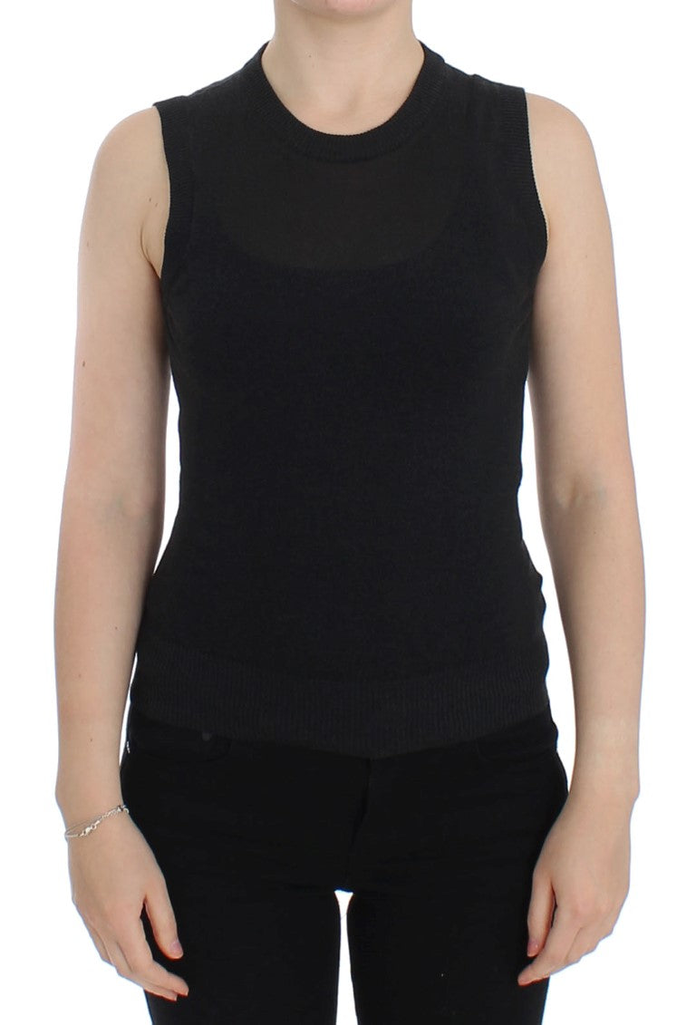 Pull sans manches Dolce & Gabbana noir avec col rond, porté sur un mannequin. Veste pull élégante et moderne.