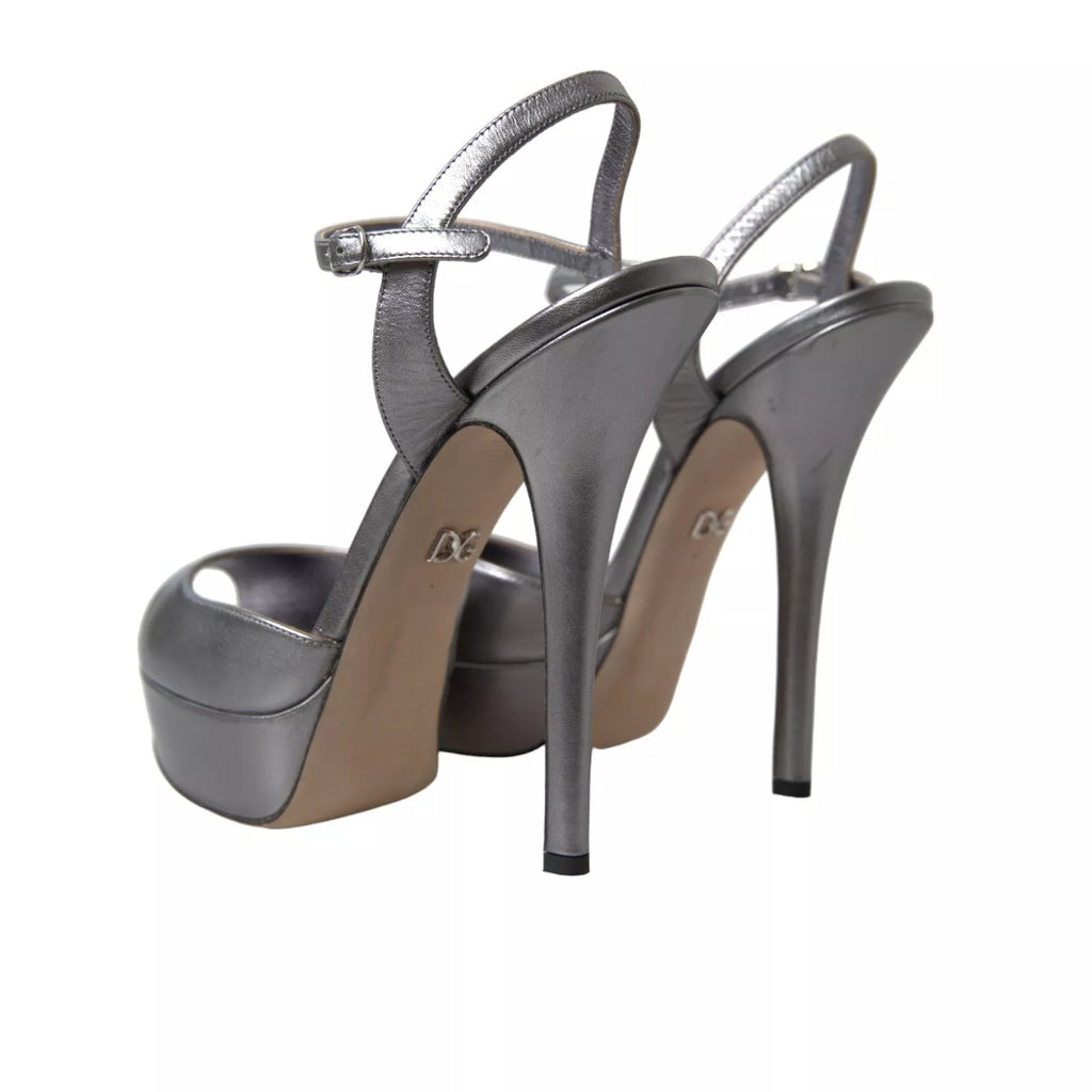 Sandales à talons en cuir argenté Dolce & Gabbana avec plateforme, élégantes chaussures à talons pour femmes.