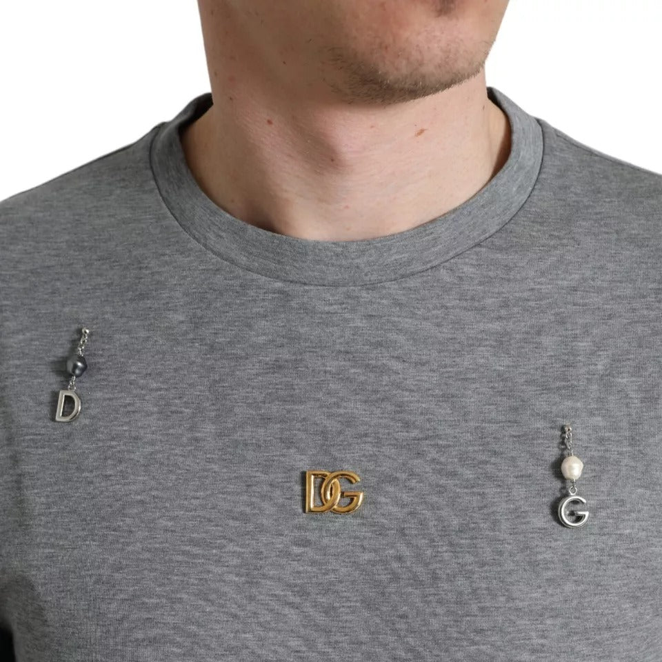 T-shirt gris en coton Dolce & Gabbana avec embellissements, col rond, style décontracté et détails sophistiqués visible sur l'image.