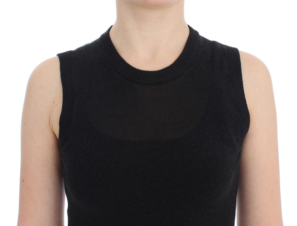 Gilet noir sans manches avec col ras du cou Dolce & Gabbana, pull-over en tissu léger, porté sur un fond neutre.
